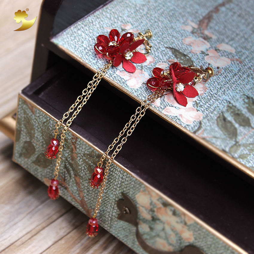 Creative and ethereal acrylic petal jewelry, exaggerated and personalized tassel earrings for Japanese and Korean women, handcrafted hot-cut flower ear clips Application Scenario