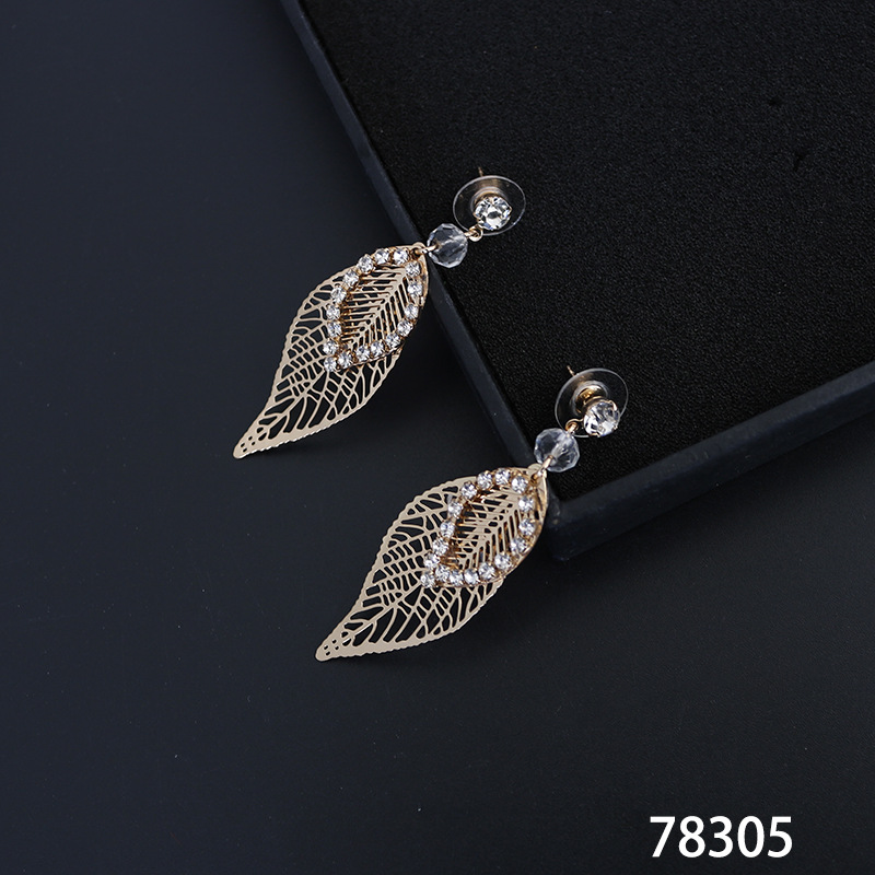 Golden leaf hollowed-out earrings, feminine charm, Korean personality, long earrings, Korean-style princess wedding headband accessories Application Scenario