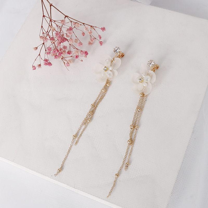 Zinc handcrafted alloy chain crystal flower champagne gauze ear clips Application Scenario