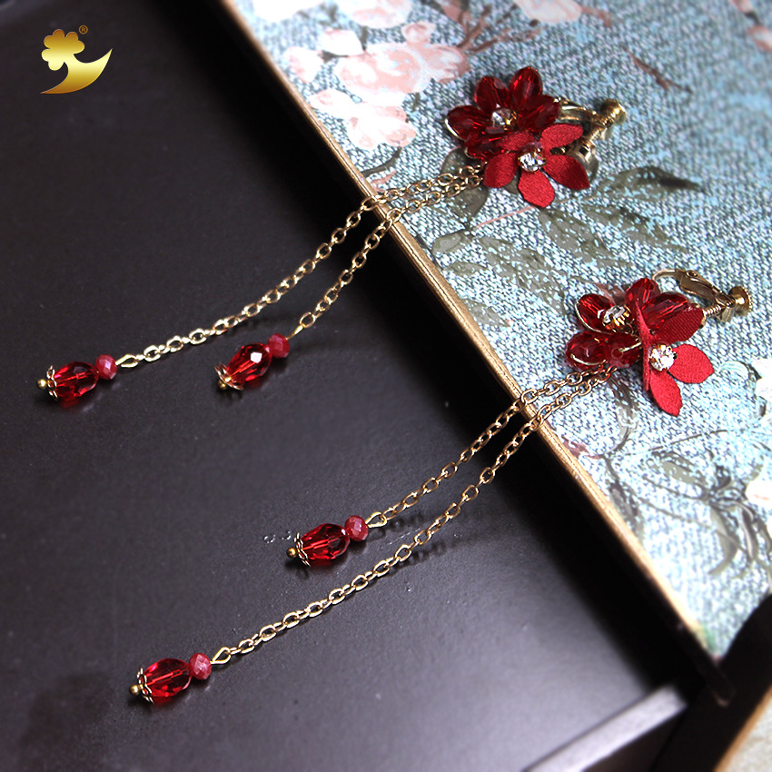 Creative and ethereal acrylic petal jewelry, exaggerated and personalized tassel earrings for Japanese and Korean women, handcrafted hot-cut flower ear clips Specification image