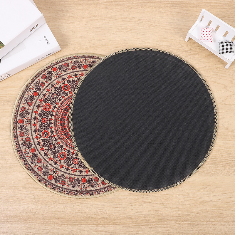 كما ان السجاد المطاطي الطبيعي الموجود في المطبخ الصيفي يعود الى بساط الحمام في شرفة الرياح البوهيمية Specification image
