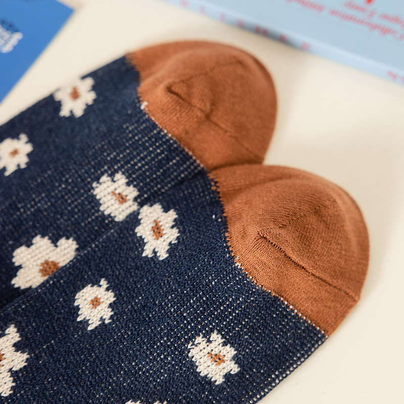 The manufacturer of the 2022 autumn and winter new double-needle double-path Dui Dui socks for women in a retro blue checkered mid-calf Application Scenario