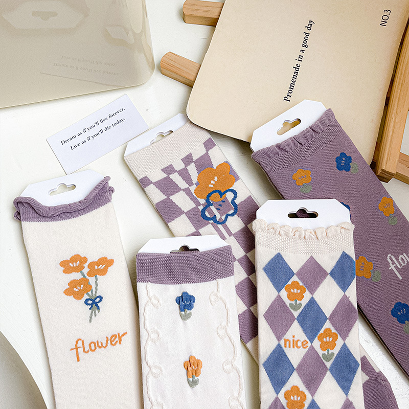 New autumn and winter style taro color straight plate rolled diamond-shaped small flower mid-calf socks for women, fresh cotton socks for women, one-piece consignment Application Scenario