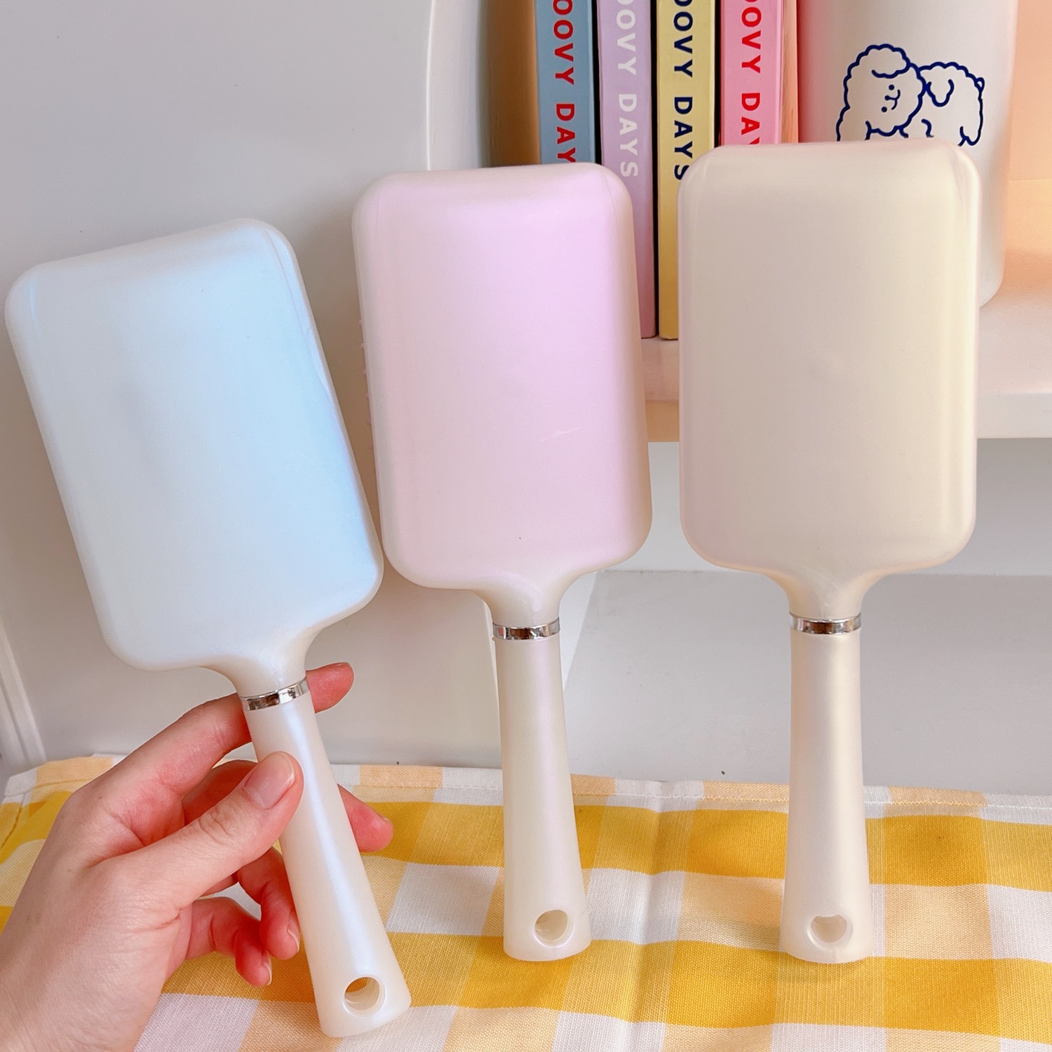 Massage comb, ladies' temperament, long hair and curly hair, air cushion comb, airbag large board comb, household portable, student girls' hair combing Application Scenario