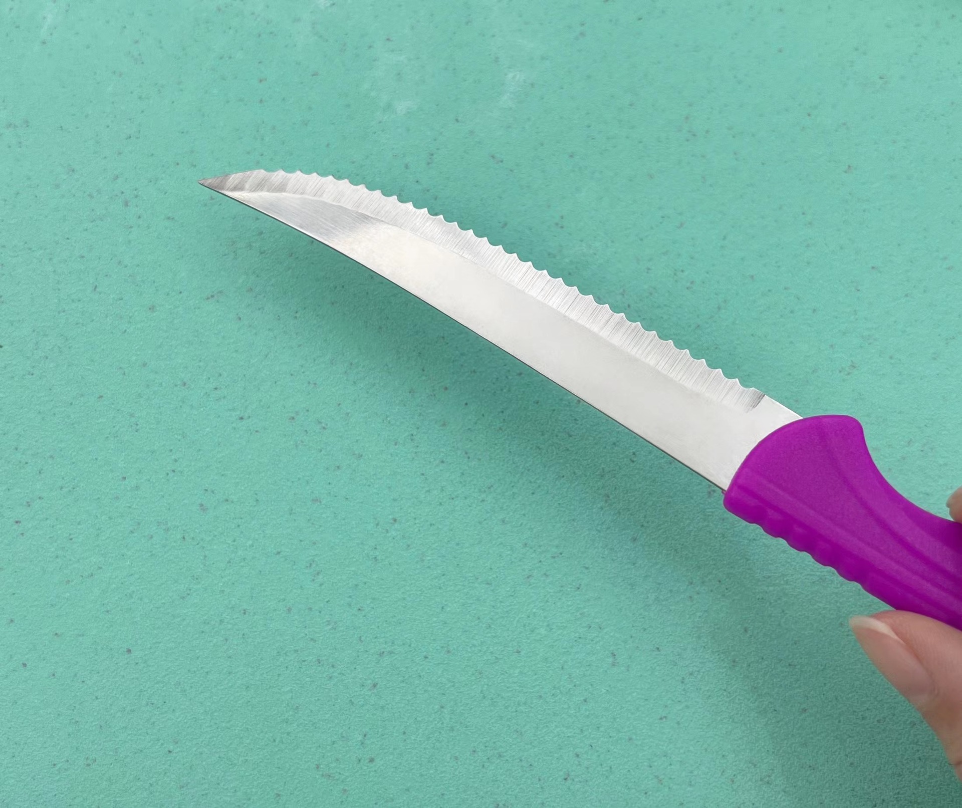 Foreign trade direct sales of large tooth sets, steak knives, serrated knives, household steak knives, stainless steel kitchenware, kitchen bread knives Application Scenario