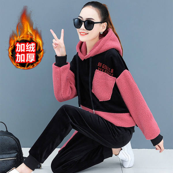 This is a trendy two-piece casual sportswear set for women in the 2021 autumn and winter season, featuring thickened and fleece lambskin and fashionable patchwork sweatshirts