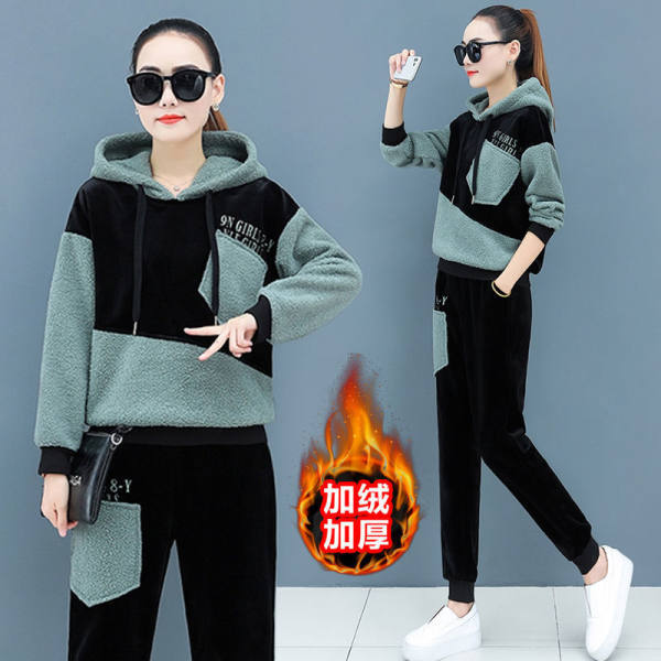 This is a trendy two-piece casual sportswear set for women in the 2021 autumn and winter season, featuring thickened and fleece lambskin and fashionable patchwork sweatshirts Application Scenario