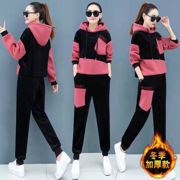 This is a trendy two-piece casual sportswear set for women in the 2021 autumn and winter season, featuring thickened and fleece lambskin and fashionable patchwork sweatshirts Item Picture