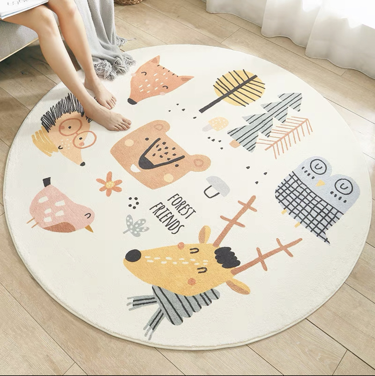 The bedroom is covered with a cute cross-border cartoon round carpet. The bed is padded with thickened lambskin children's floor MATS and the room carpet Specification image