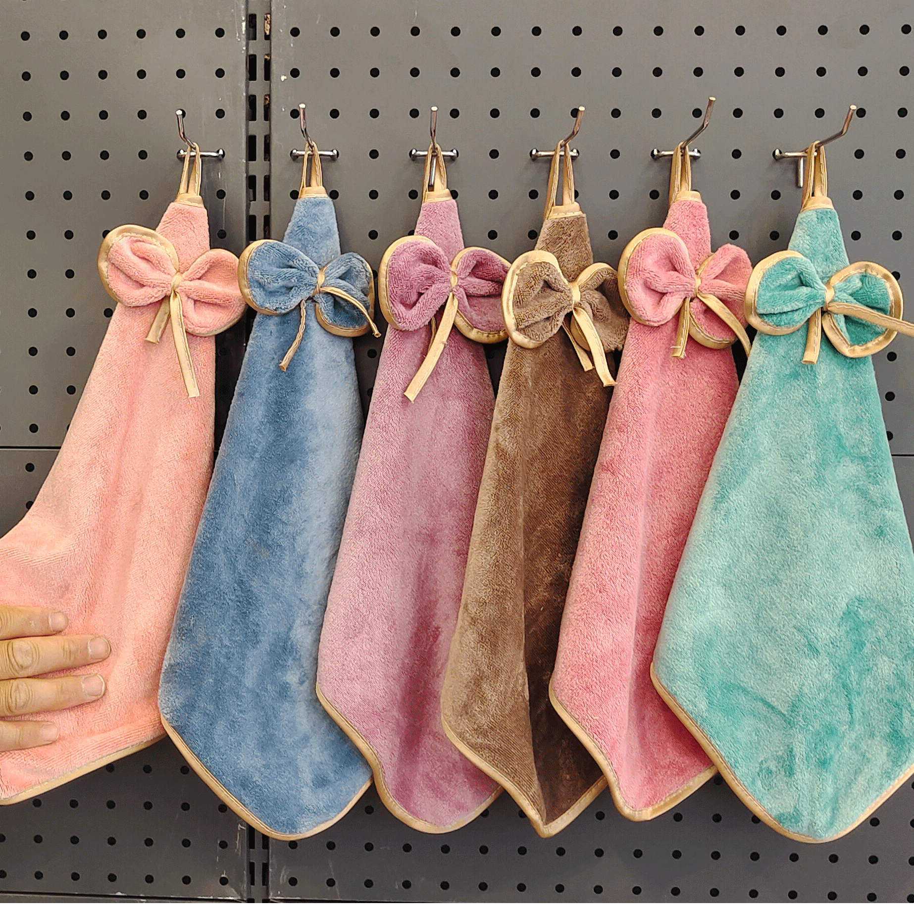 Small towel bow hanging hand towel lovely household kitchen bathroom towel Absorbent hand towel cleaning cloth cartoon children's towel coral wool absorbent towel cleaning towel kitchen square towel