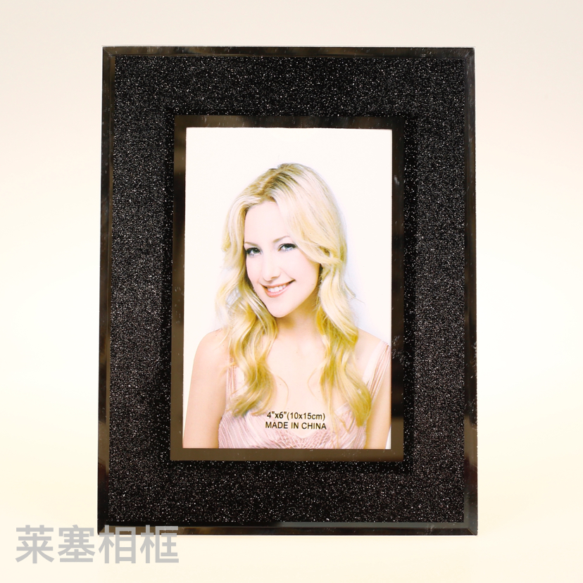 Red glitter with double silver edges creative decorative items for home decoration, living room and bedroom handicrafts, photos, glass photo frames Application Scenario