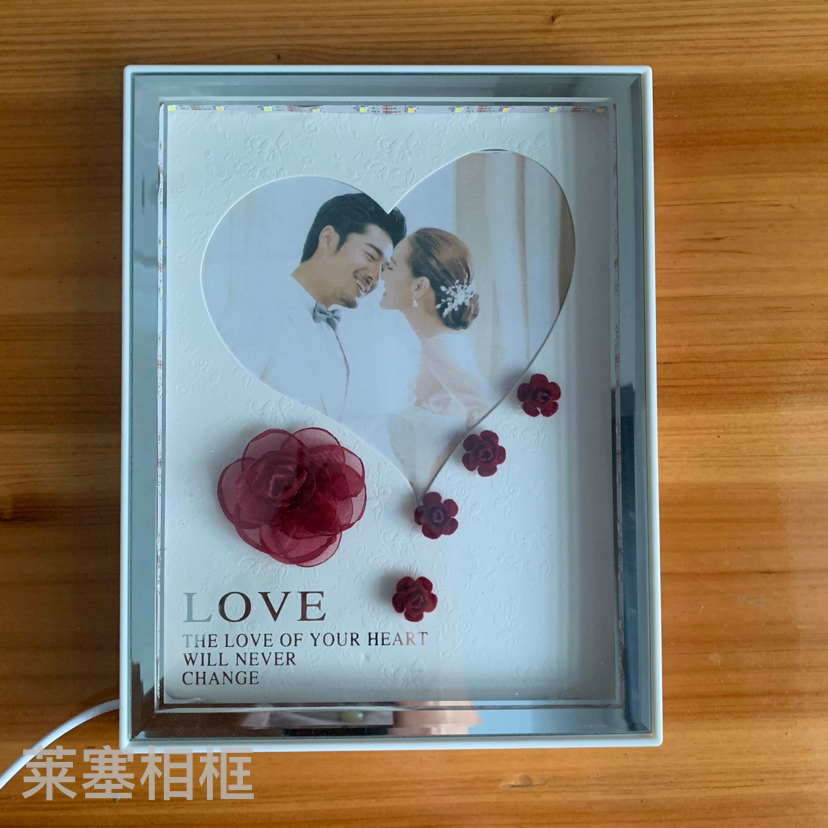 Heart-shaped led light creative decorative items for home decoration, living room and bedroom handicrafts, photos, glass light frame Application Scenario