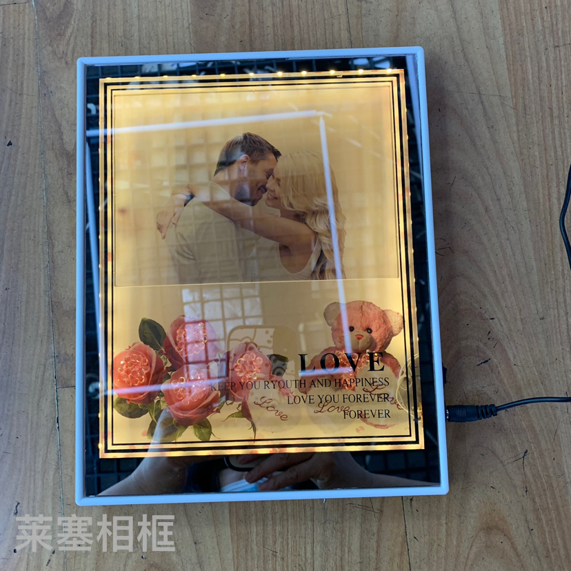Heart-shaped mirror led creative decorative items, home decoration handicrafts, photo mirrors, photo frames Application Scenario