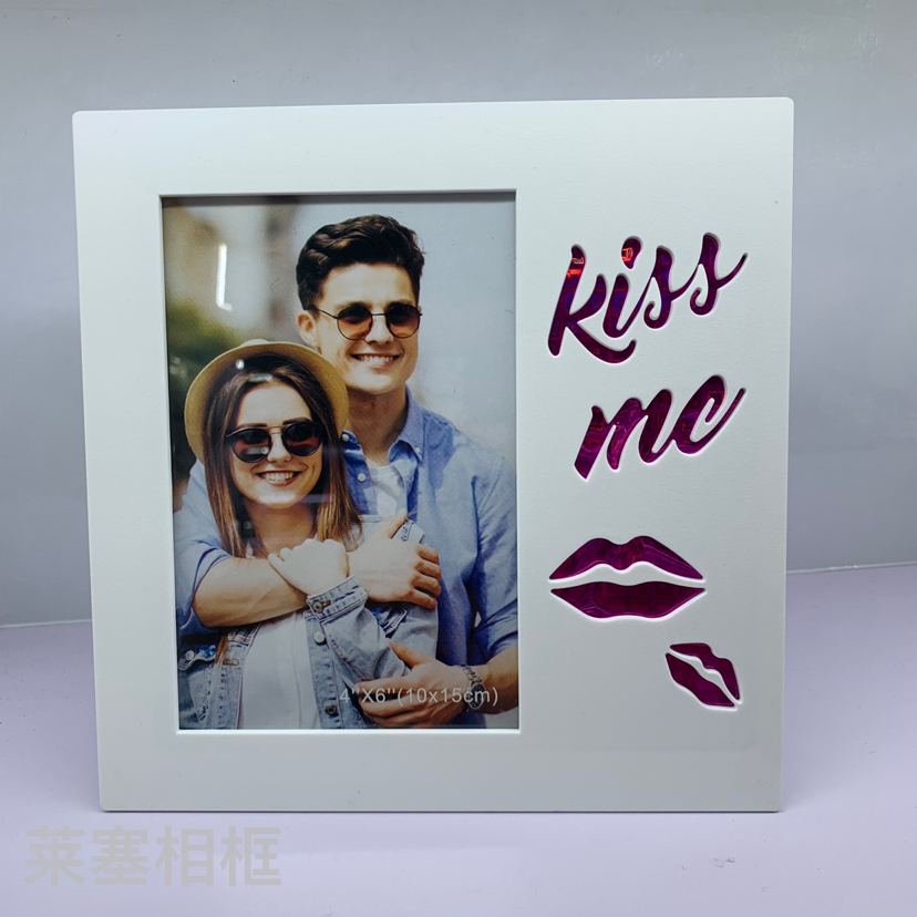 Hollowed-out heart-shaped creative decorative items for home decoration, living room and bedroom handicrafts, plastic photo frames Application Scenario