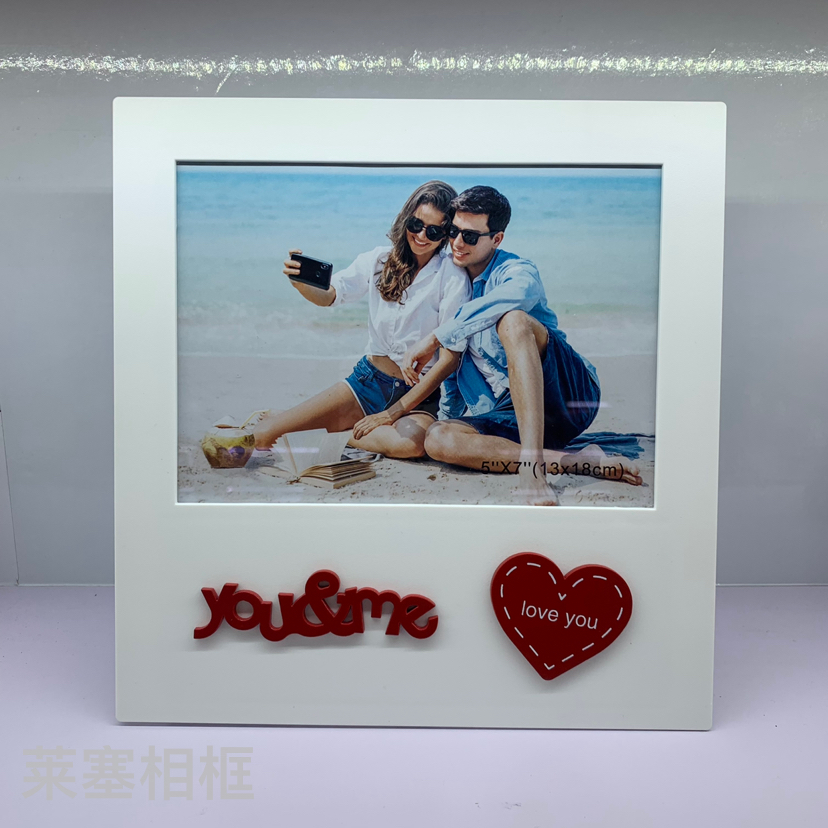 Pink heart-shaped creative decorative items for home decoration, living room and bedroom handicrafts, plastic photo frames Application Scenario