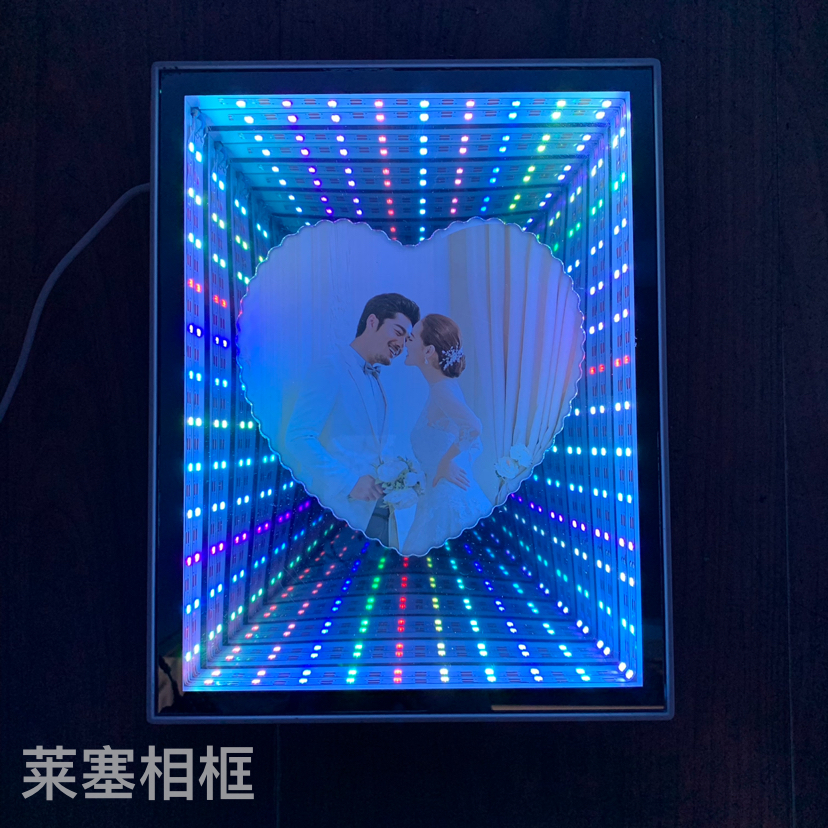 Seven-color 3D coated heart-shaped led lamp, USB interface creative decorative item, handicraft with light, photo frame Application Scenario