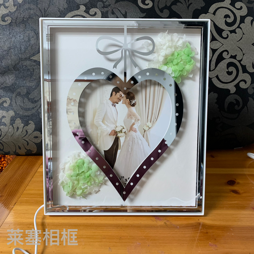 Heart-shaped led light, USB interface, creative decorative items, home decoration handicrafts, living room, bedroom, bedside lamp, photo frame Application Scenario