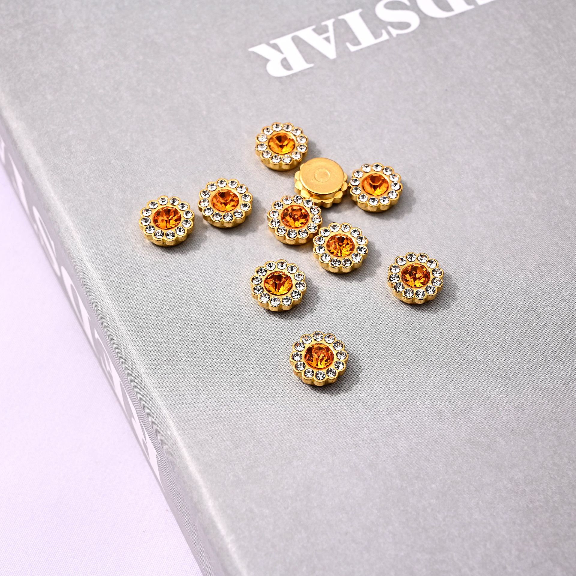 Manufacturers metal foot buttons round alloy diamond-inlaid decorative buckle small fragrant coat hand stitched buckle wholesale Item Picture