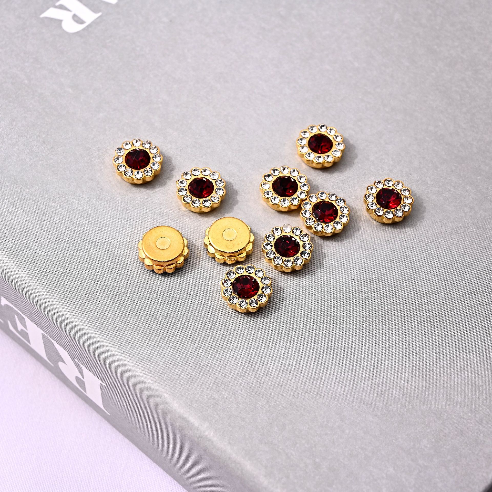 Manufacturers metal foot buttons round alloy diamond-inlaid decorative buckle small fragrant coat hand stitched buckle wholesale Application Scenario