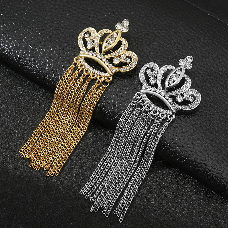 A personalized and trendy suit with a silver chain brooch, paired with a men's golden crown, eagle tassels and a golden brooch details Picture