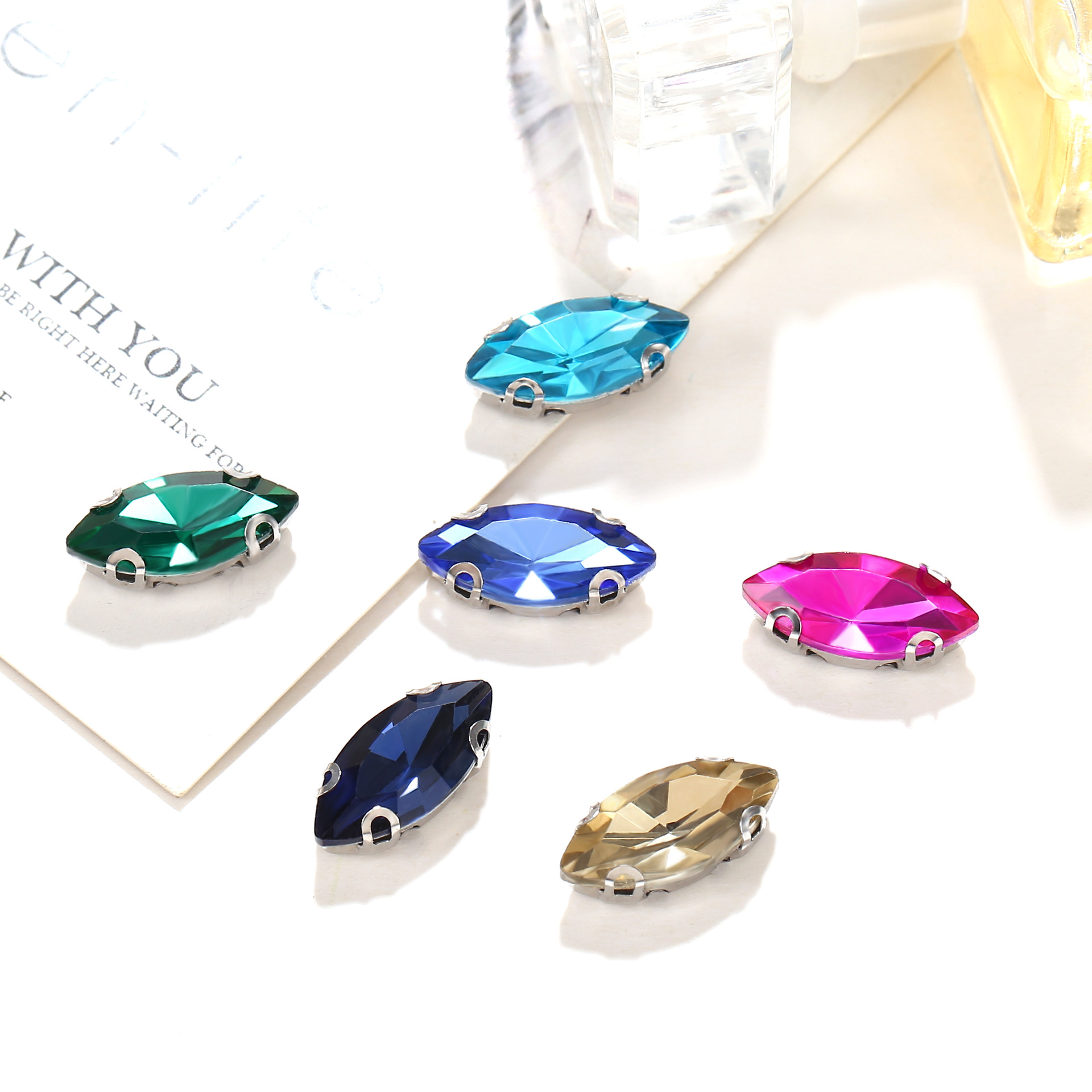 diy clothing and wedding dresses with holes, hand-sewn diamonds, white K base, handcrafted materials and accessories, horse's eye glass claw diamonds Application Scenario