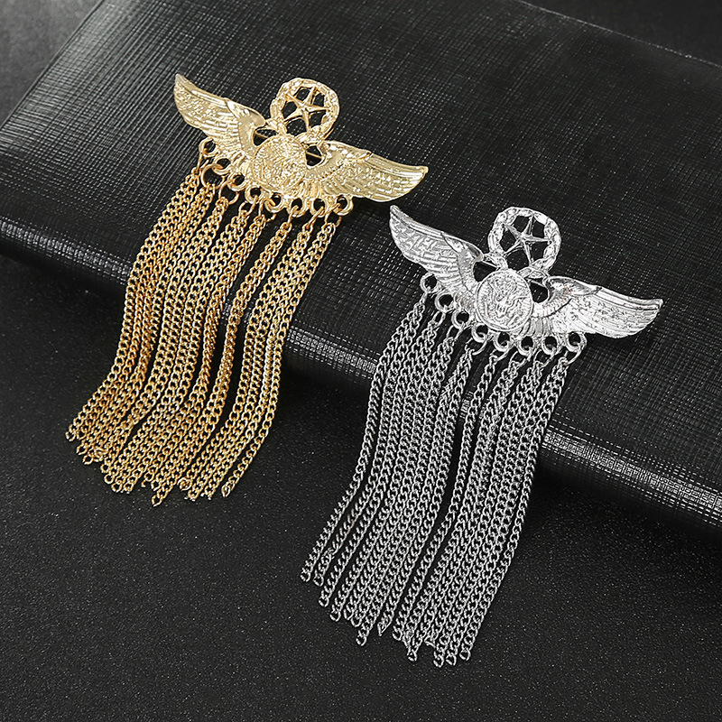 A personalized and trendy suit with a silver chain brooch, paired with a men's golden crown, eagle tassels and a golden brooch Application Scenario