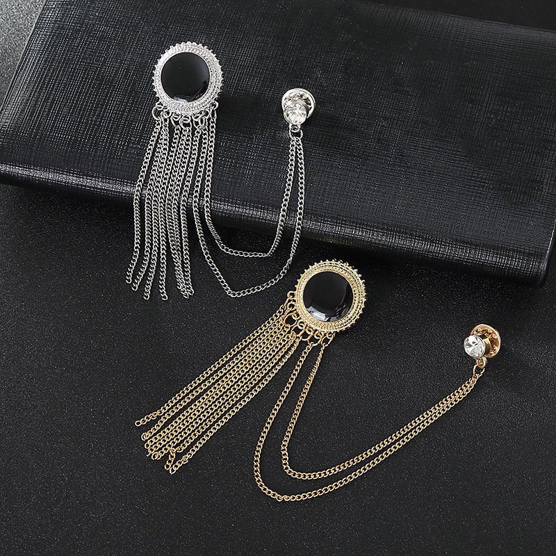 A personalized and trendy suit with a silver chain brooch, paired with a men's golden crown, eagle tassels and a golden brooch Specification image