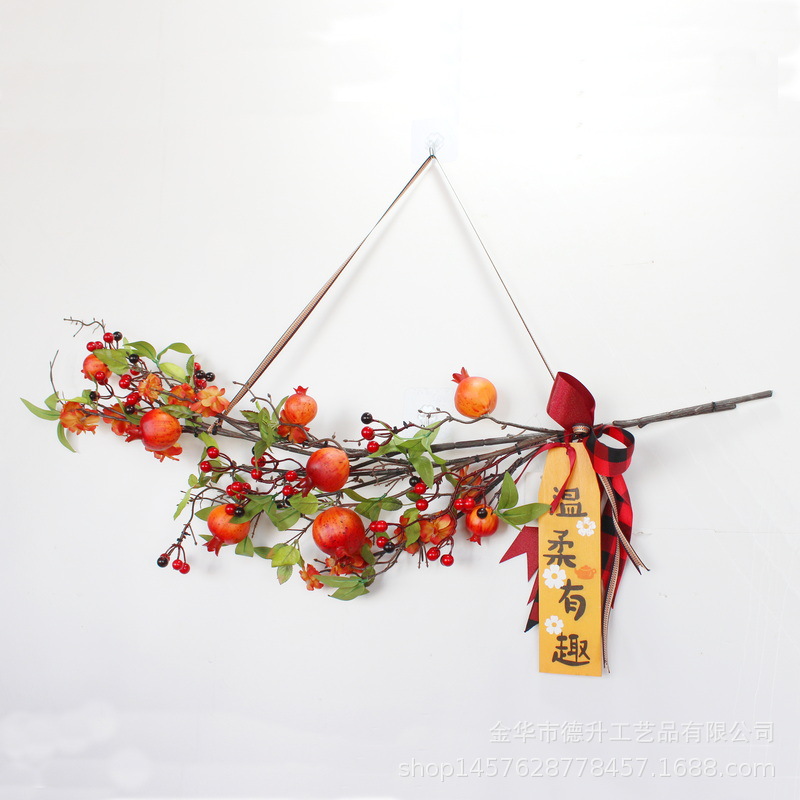 In 2022, the New Year's decoration features simulated pomegranate branches, symbolizing the joy of moving into a new home. It also includes decorative items for housewarming details Picture
