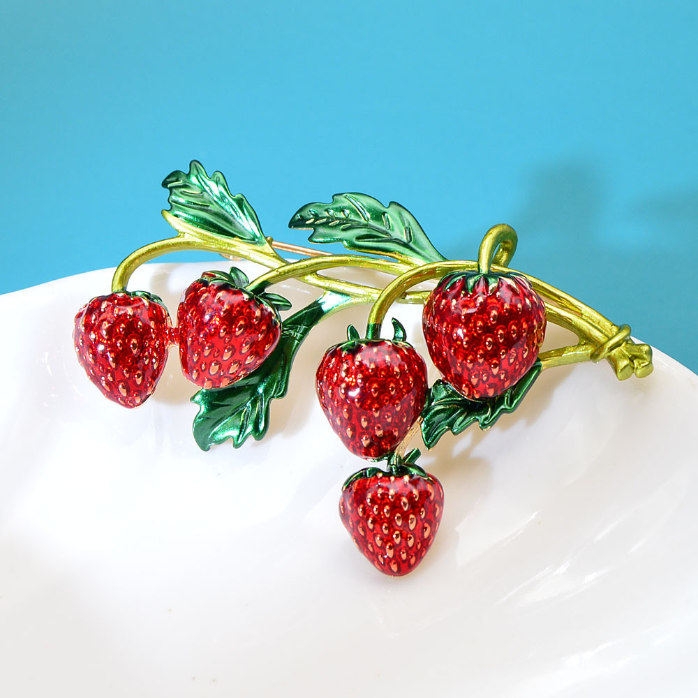 Fashionable oil painting, enamel strawberry brooch, fruit pin, cross-border fresh and delicate accessories for women Specification image