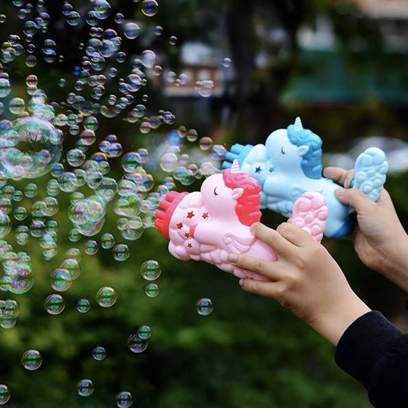 Wholesale of internet-famous unicorn bubble machines, Gatling bubble guns, Douyin's same style children's bubble-blowing toys at street stalls Application Scenario