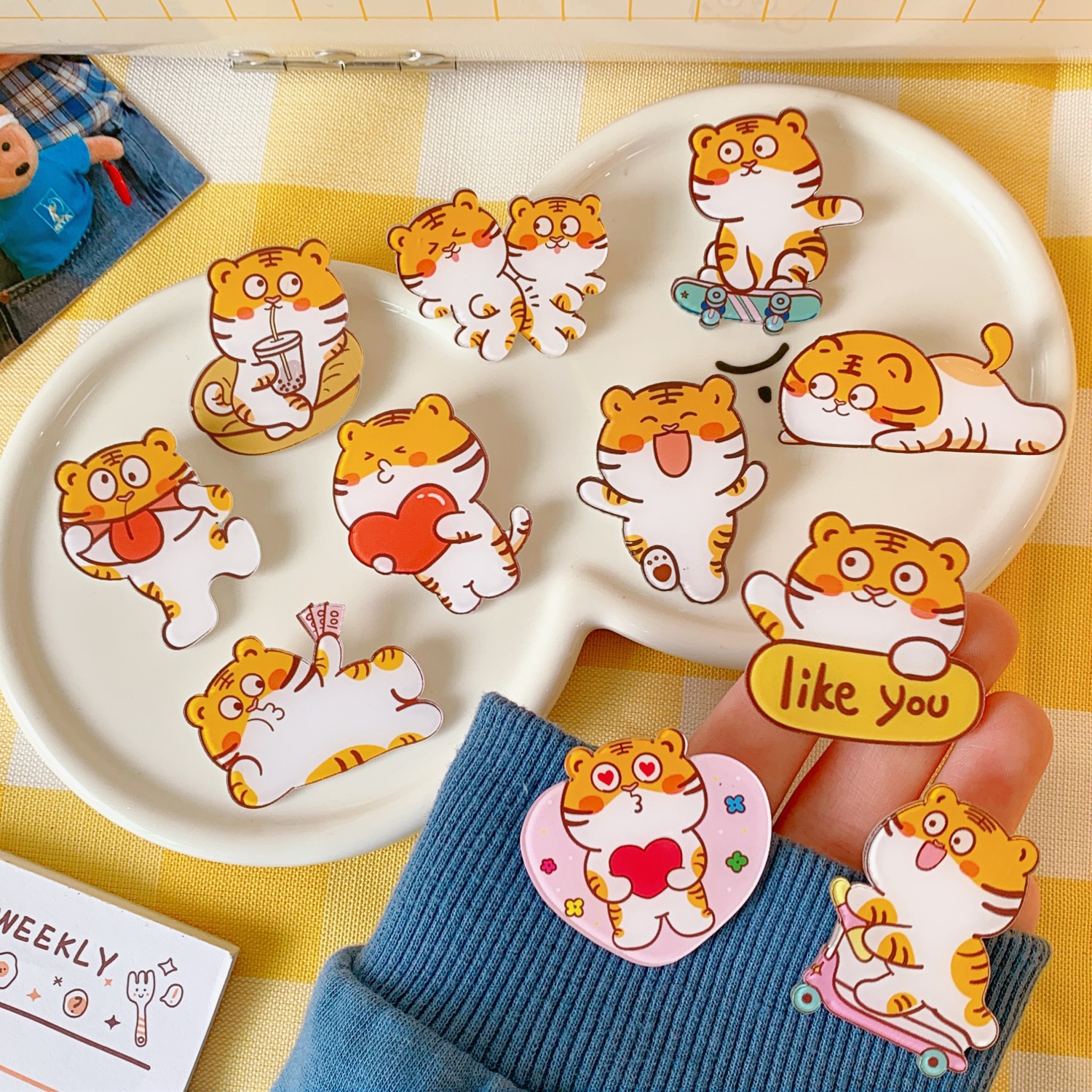 ins风潮可爱甜美小老虎亚克力胸针包包服装装饰配饰卡通创意徽章详情16