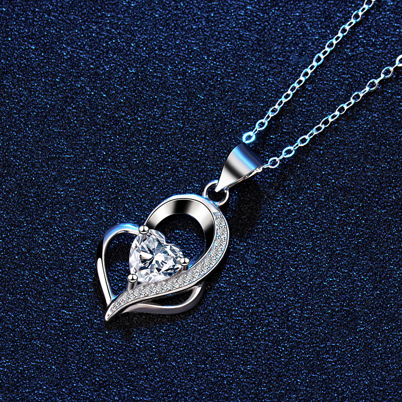 A high-quality imitation D-color moissanite four-leaf clover female pendant with eight hearts and eight arrows from a live-streaming product by a popular influencer on Kuaishou and Douyin pic 17