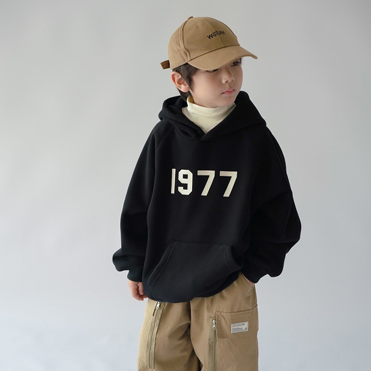 The new Korean-style hooded sweatshirt for boys and girls in autumn and winter 2024 is stylish and fashionable. It also features a thick top for children pic 5