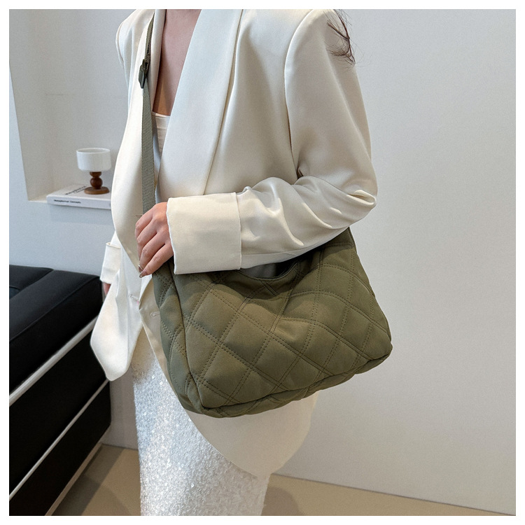 菱格绣线潮小众饺子包女2020新款仙女百搭腋下包时尚纯色单肩小包详情9