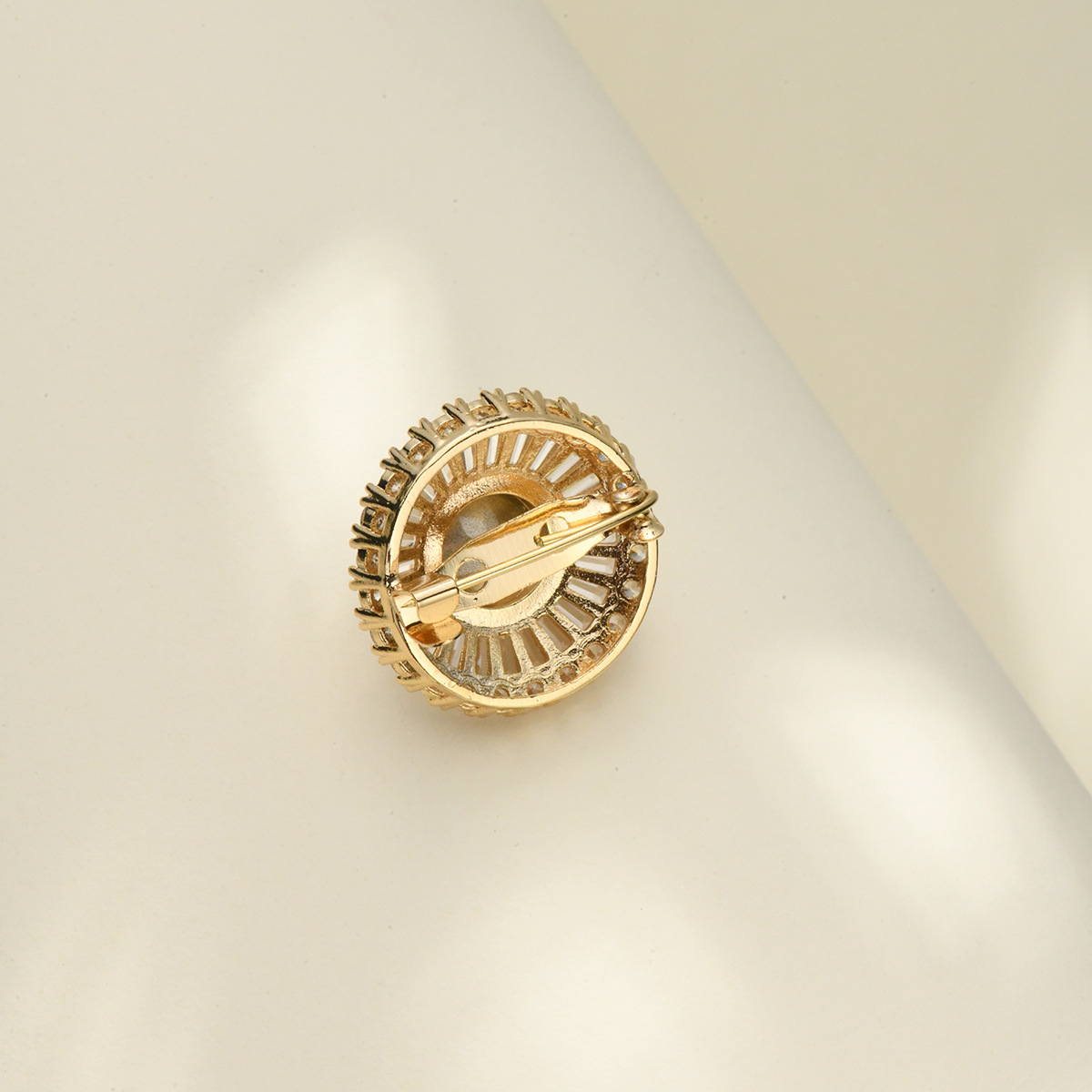 胸针太阳花圆形蝴蝶小胸针优雅气质韩版时尚领针收腰装饰防走光扣详情9