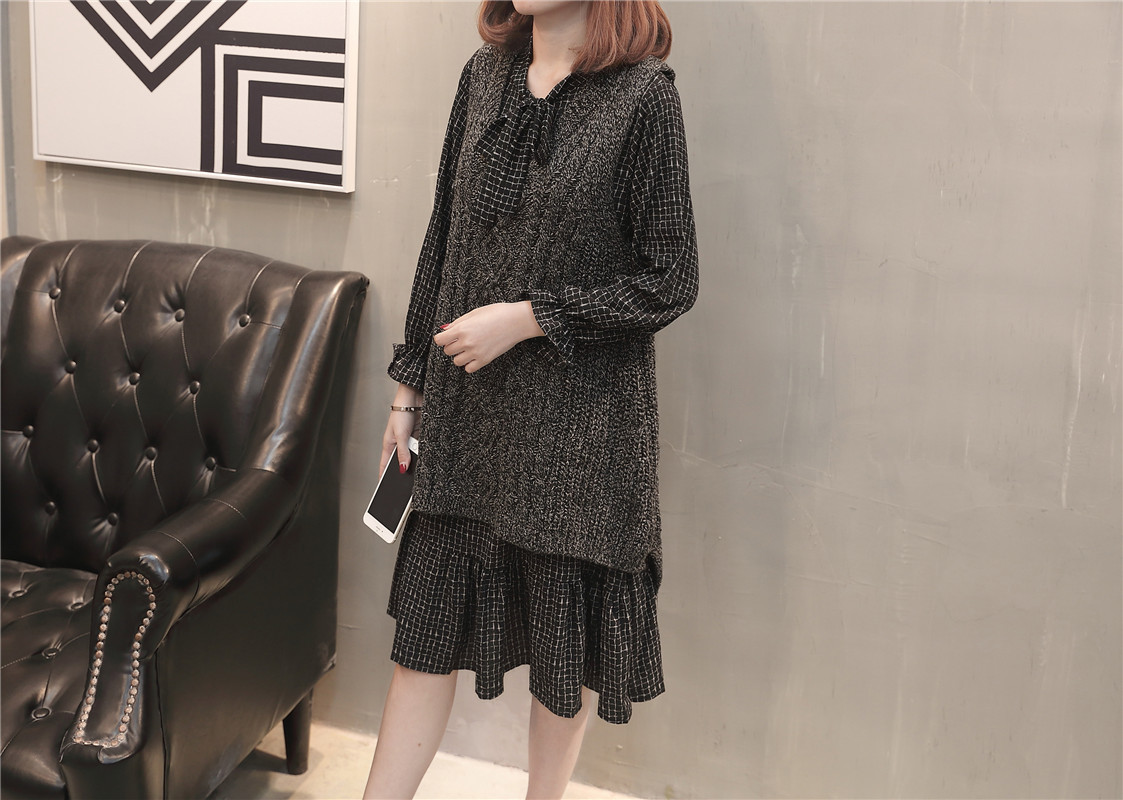 A new and stylish spring outfit for plus-size women, featuring a loose sweater, tank top and skirt that accentuates your figure pic 50