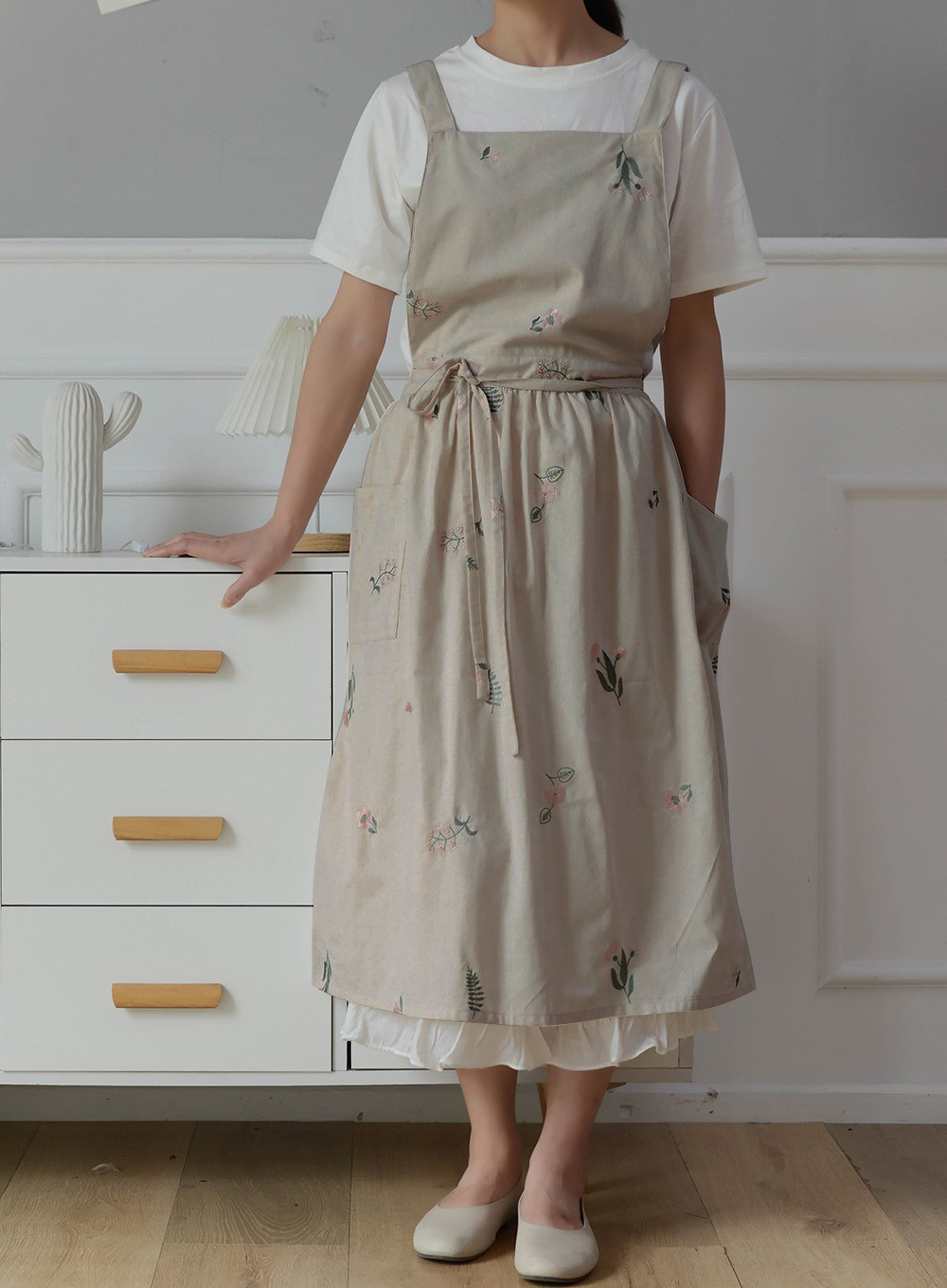 Wholesale of cross-border Korean version ins embroidered all-cotton kitchen aprons with pockets, cotton and linen waterproof aprons and waistbands pic 13