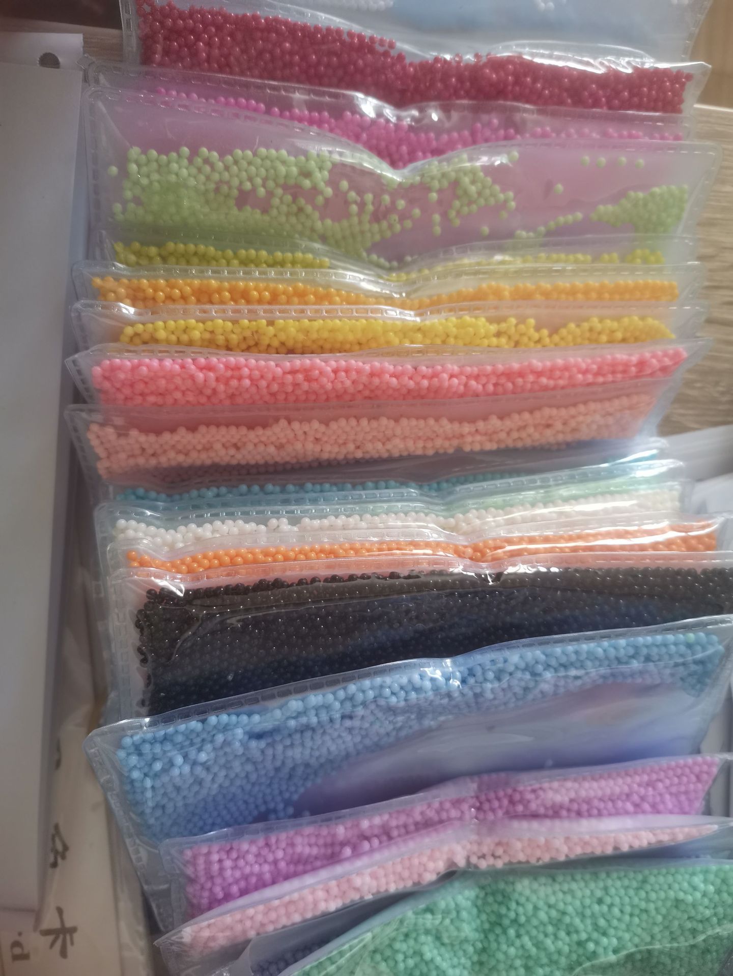 The manufacturer sells candy bead-shaped small acrylic beads, round beads without holes, and benzene-transparent solid color beads as DIY jewelry accessories pic 4