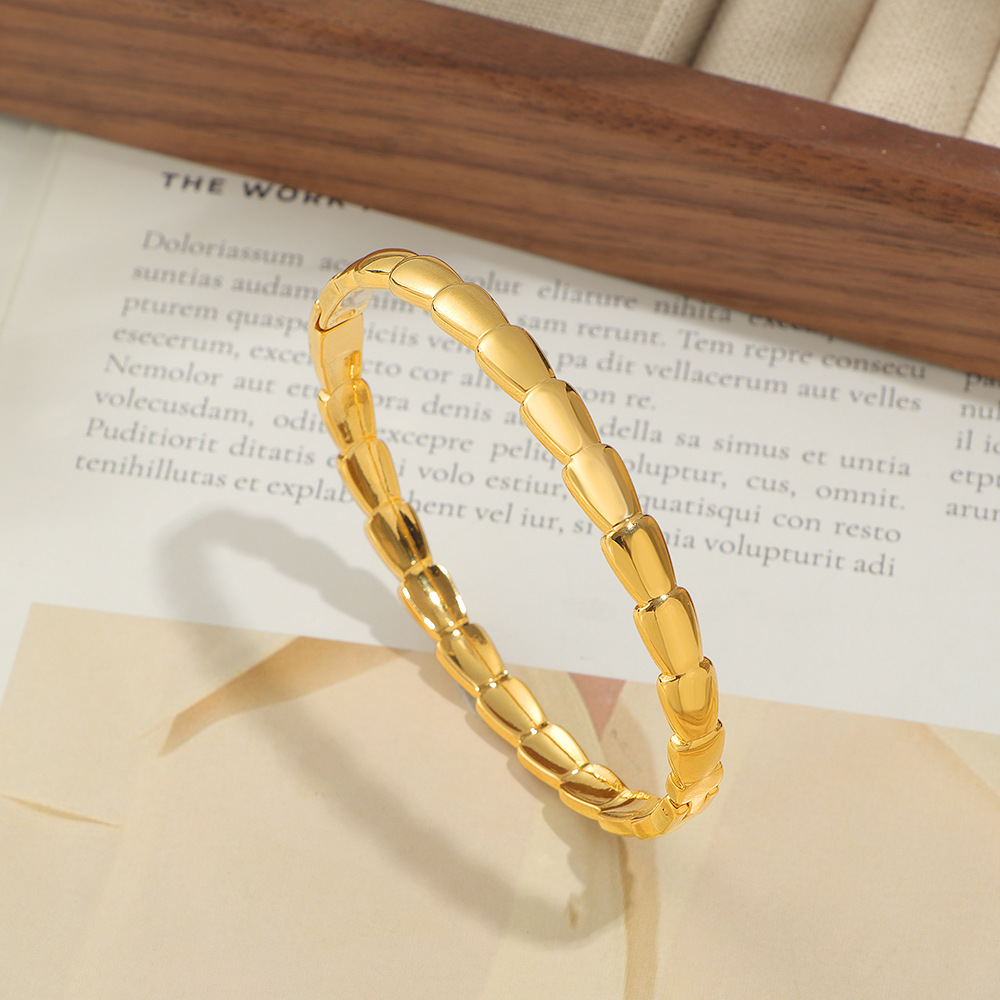 New trendy snake joint bracelet for women, simple and elegant plain ring, personalized titanium steel bracelet factory wholesale pic 9