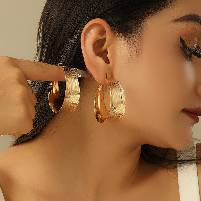 Earrings with a light luxury and high-end feel, niche design, simple and cold style, wholesale geometric C-shaped elegant gold earrings for women pic 6