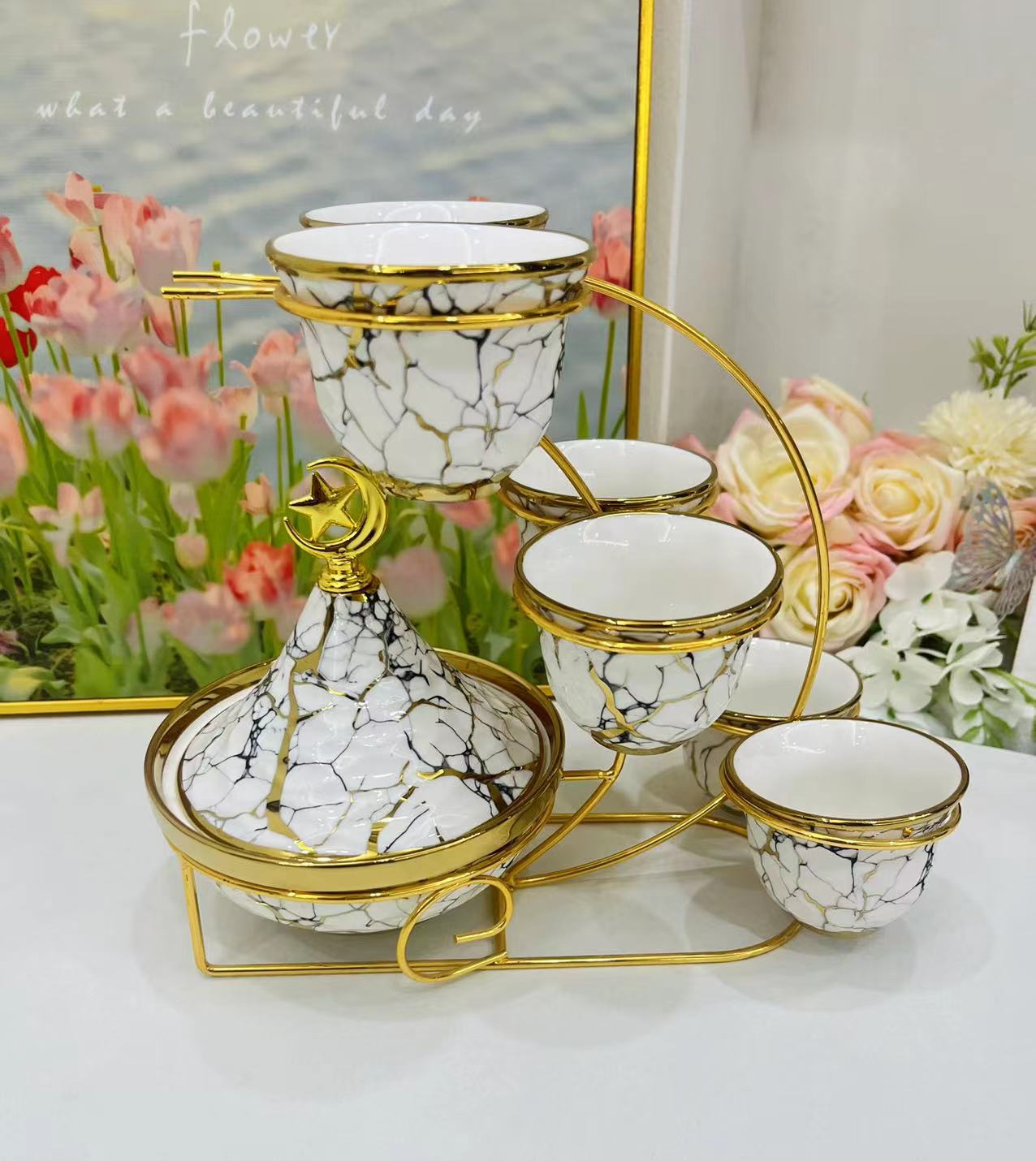 Light luxury home furnishings: multi-compartment fruit plates, dessert prints, covered bowls, European-style golden ceramic tea cups and plates, and pottery pic 15