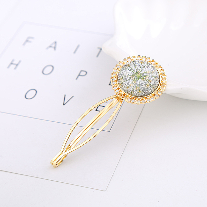 The 2020 Korean version of the new heart-shaped round dried flower hair clip is popular with side clips, straight clips and jelly-colored bangs pic 4