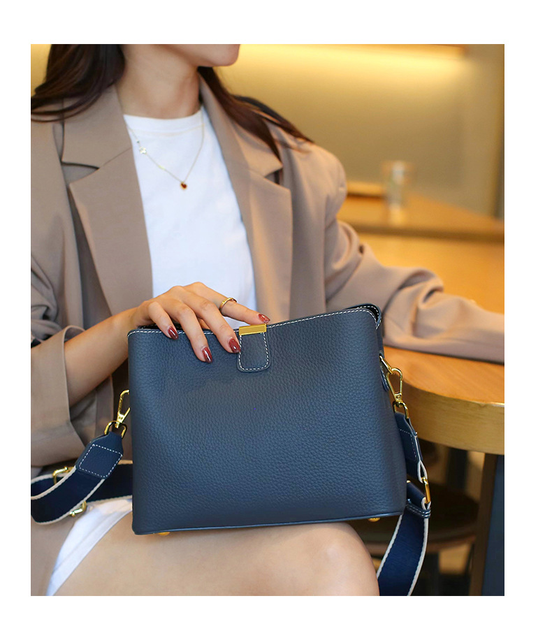Crossbody bag for women in summer 2024, a versatile bag for women, a high-end, niche handbag with a large capacity pic 15