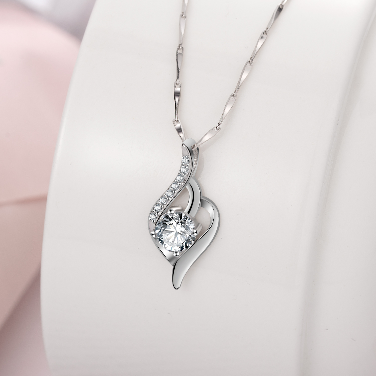 A high-quality imitation D-color moissanite four-leaf clover female pendant with eight hearts and eight arrows from a live-streaming product by a popular influencer on Kuaishou and Douyin pic 104