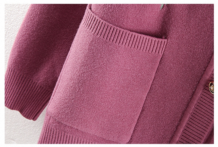 Warm tops for middle-aged and elderly people in autumn and winter: sweaters for grandmothers with fleece, cardigans for mothers, winter coats, and base coats for the elderly pic 20