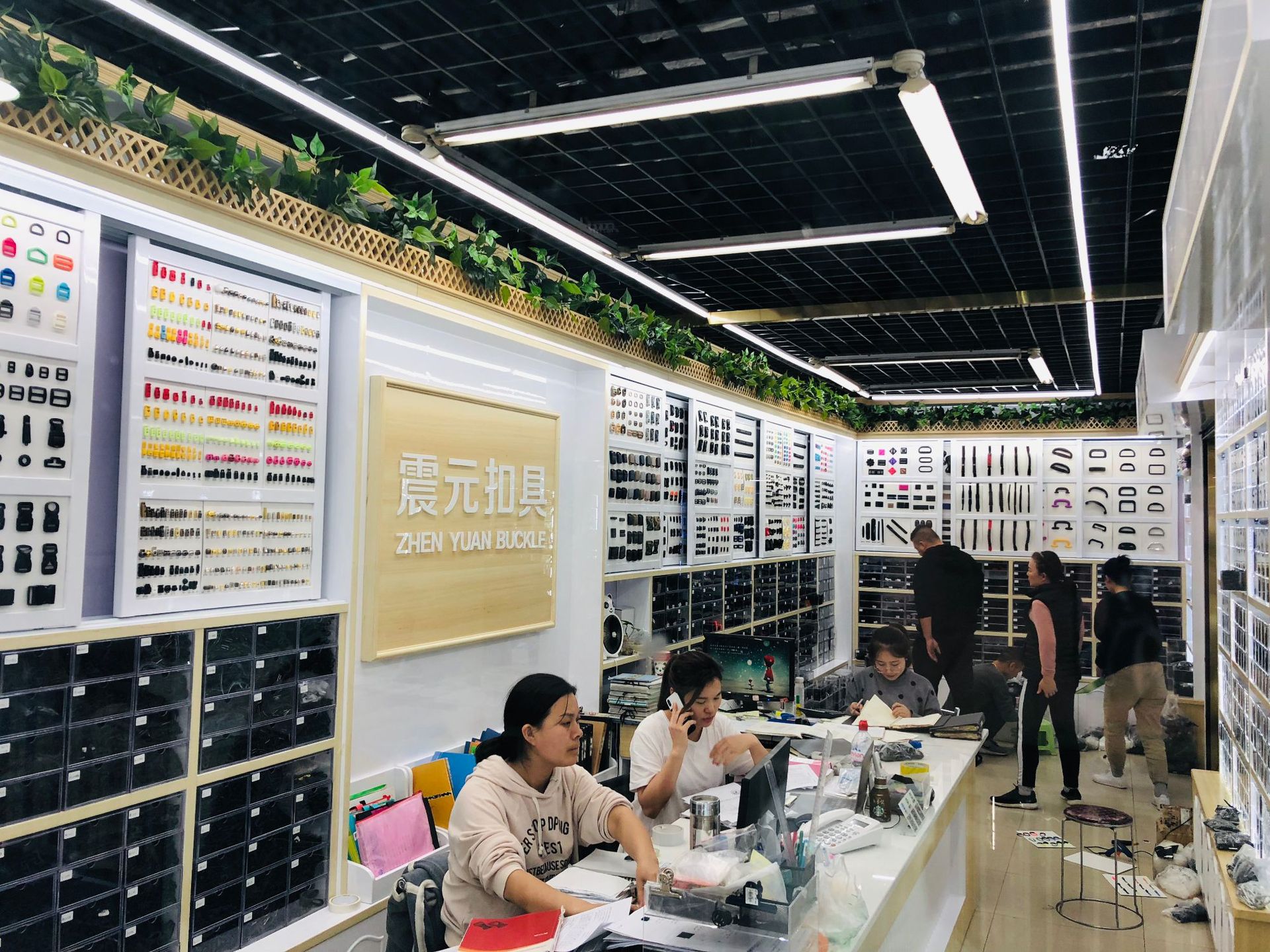 Colorful plastic sockets, colorful square buckles, colorful swivel hooks and various styles are available. We can make luggage accessories according to color samples pic 2