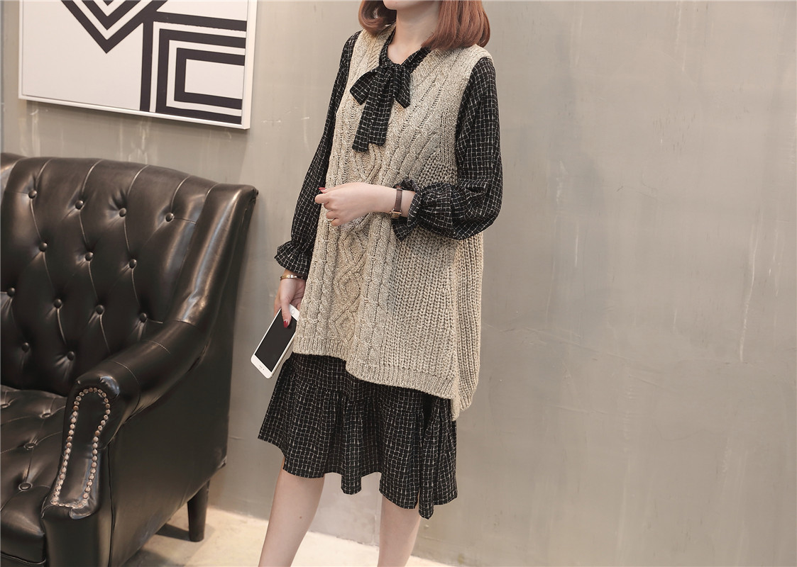 A new and stylish spring outfit for plus-size women, featuring a loose sweater, tank top and skirt that accentuates your figure pic 7