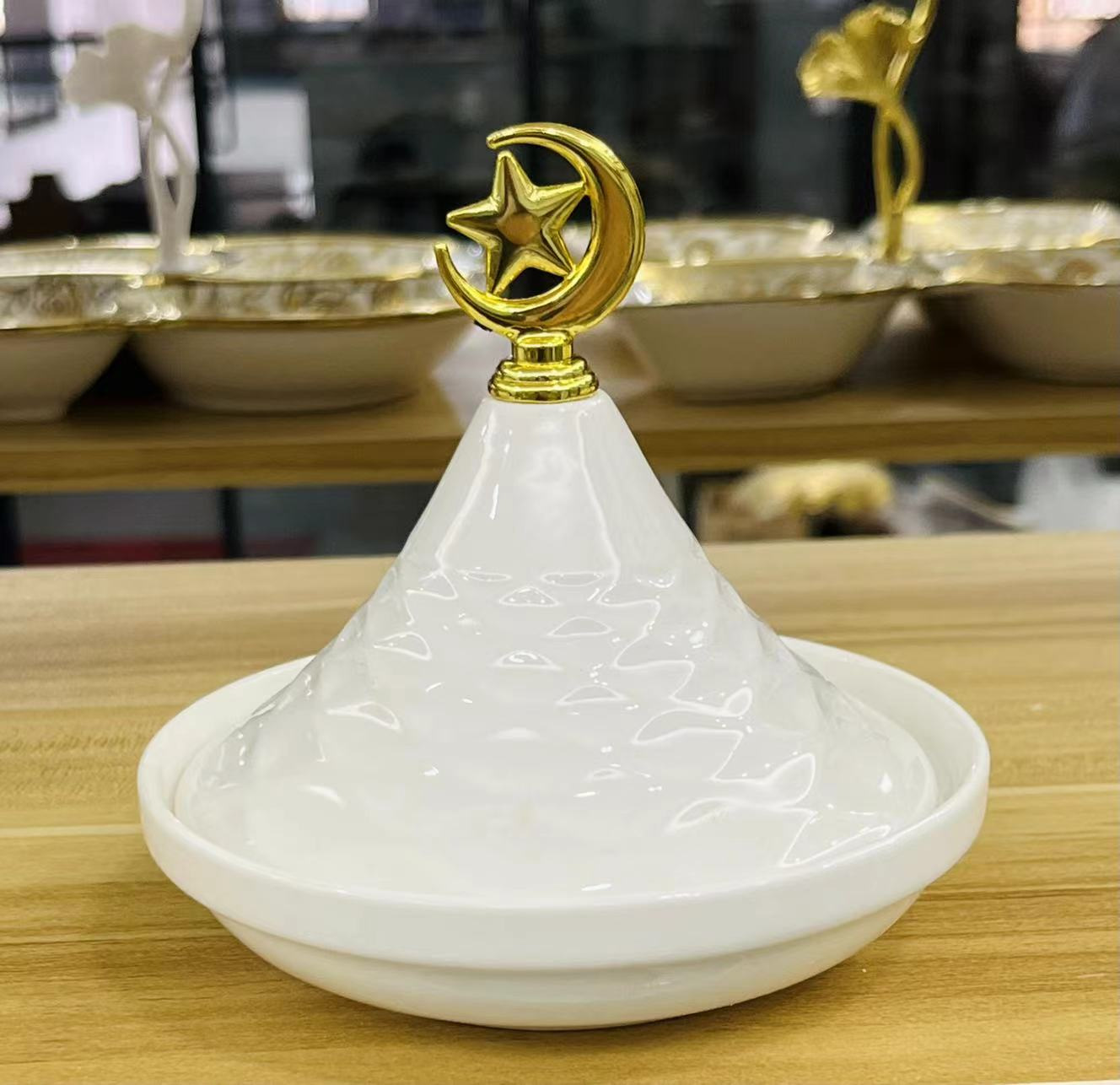 Light luxury home furnishings: multi-compartment fruit plates, dessert prints, covered bowls, European-style golden ceramic tea cups and plates, porcelain pic 21