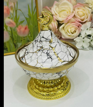 Light luxury home furnishings: multi-compartment fruit plates, dessert prints, covered bowls, European-style golden ceramic tea cups and plates, and pottery pic 13