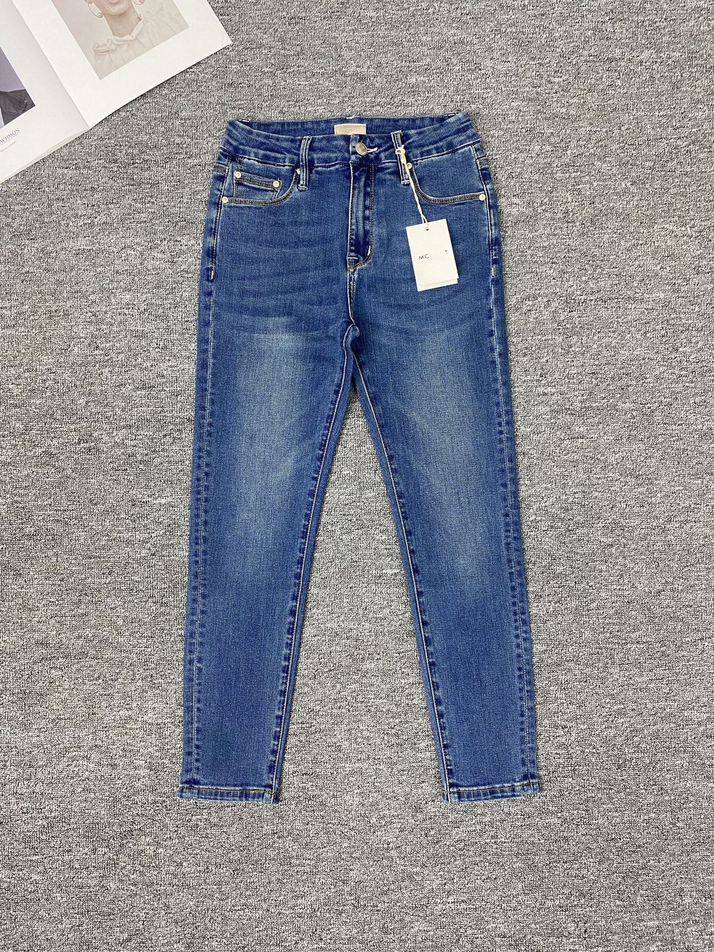 The new Mother high-waisted 9-inch high-elasticity skinny jeans, which are the same style as those worn by European and American bloggers, can lift the buttocks and make you look slimmer. Korean style jeans for women pic 38